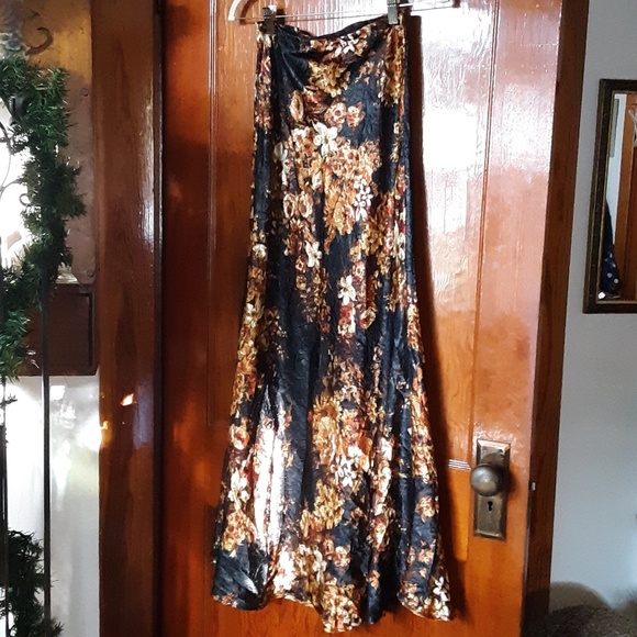 Mimi Chica Dresses & Skirts - Gorgeous Metallic Crinkle Maxi Skirt